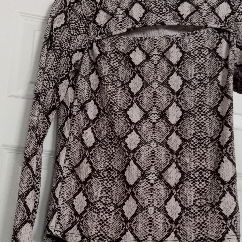 Ladies snake design top brand Caution to the Wind size L. 95 polyester 5 spandex